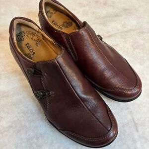 Taos Blend Encore Leather Shoes , Size 9 in the Whiskey/Brown Color, Slip on